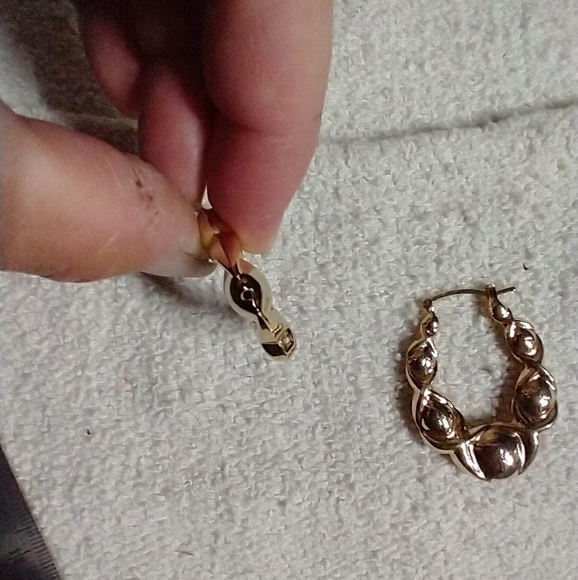 Goldtone puffy decorative wire earrings - Picture 3 of 4